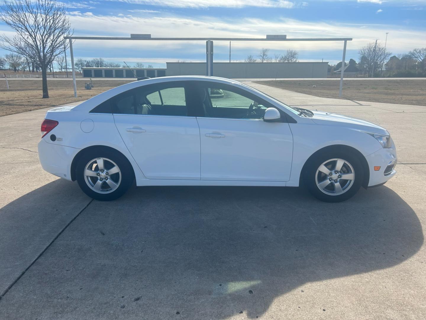 2015 White /Gray Chevrolet Cruze LT (1G1PC5SB6F7) with an 1.4L engine, AUTOMATIC transmission, located at 17760 Hwy 62, Morris, OK, 74445, (918) 733-4887, 35.609104, -95.877060 - Photo#3